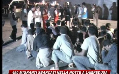 Lampedusa, sbarchi senza fine: 490 arrivi nella notte