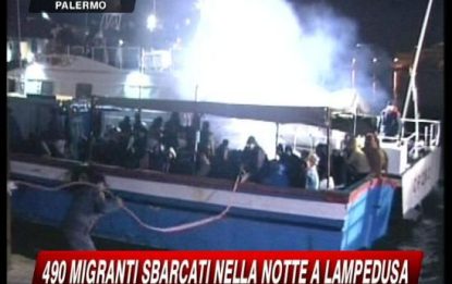 Lampedusa, nuovi sbarchi: sull'isola altri 500 migranti