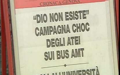 "Dio non c'è" sui bus, a Genova scoppia la polemica