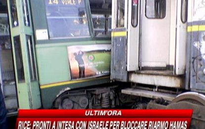 Scontro tra tram e treno a Roma, almeno 5 feriti