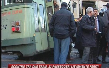 Roma, tram contro treno: 27 feriti
