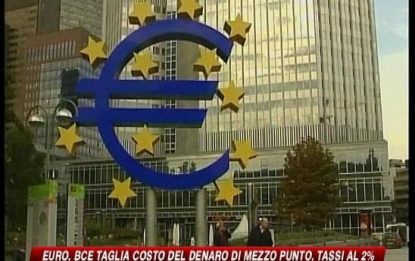 La Bce taglia i tassi, Trichet: "Li ridurremo ancora"