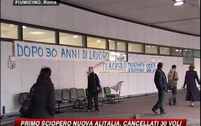 Primo sciopero della nuova Alitalia, 30 voli cancellati