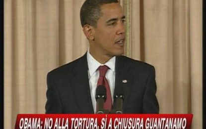 Obama firma chiusura di Guantanamo. Debutto di Hillary