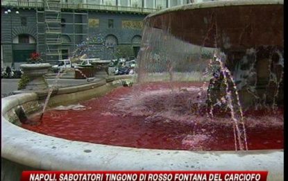 Napoli, tinta di rosso la fontana del carciofo