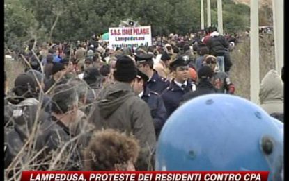 Lampedusa in rivolta, in piazza contro un nuovo Cpt