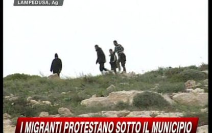 Lampedusa, 1.300 immigrati fuggono dal Cpa