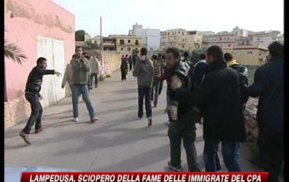 Tensione a Lampedusa, fischi alla senatrice leghista