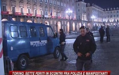 Torino, manifestanti assaltano Prefettura: 7 feriti