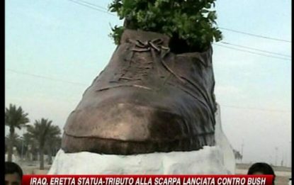 Iraq, statua-tributo alla scarpa lanciata contro Bush