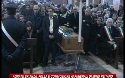 Folla e commozione ai funerali di Mino Reitano