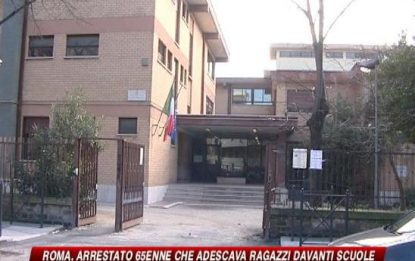 Roma, adescava bimbi davanti a scuola: arrestato