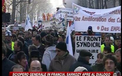 Francia in piazza contro il piano anticrisi