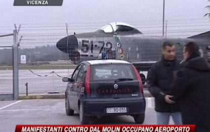 Vicenza, attivisti "No Dal Molin" occupano aeroporto