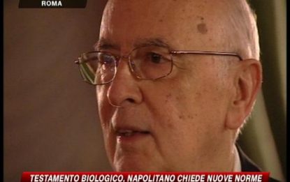 Testamento biologico, Napolitano chiede nuove norme