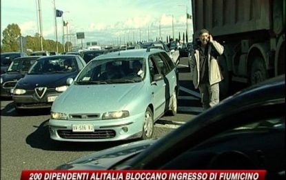 Alitalia, cassintegrati in rivolta: autostrada bloccata