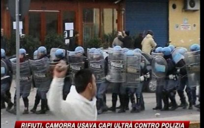 Rifiuti in Campania, usati capi ultrà contro la polizia