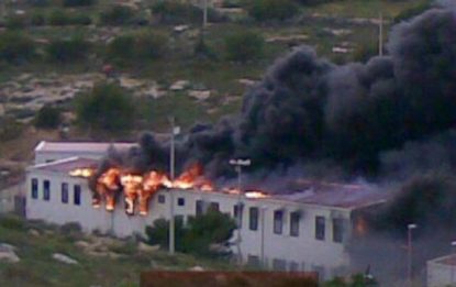 Rivolta a Lampedusa, migranti danno fuoco al centro