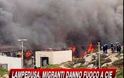 Lampedusa, la rivolta dei migranti: scontri e incendi