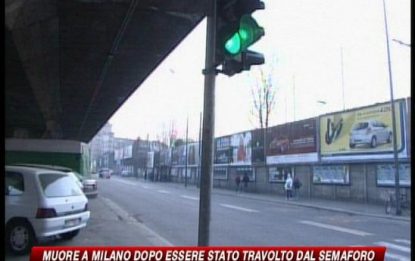 Milano, auto abbattono semaforo: travolto pedone