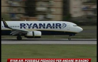 Ryan Air pensa a bagni a pagamento sui voli
