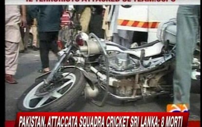 Pakistan, attaccata squadra cricket Sri Lanka: 8 morti
