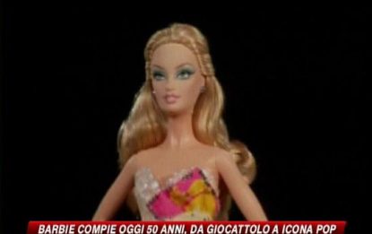 Barbie compie 50 anni, da giocattolo a mito