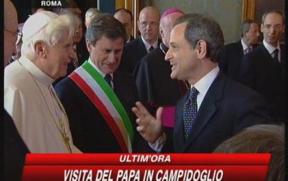 Il Papa in Campidoglio, l'omaggio del mondo politico