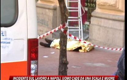 Napoli, incidente sul lavoro: cade da scala e muore