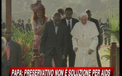 Il Papa in Africa: Cure gratis ai malati di Aids
