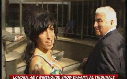 Winehouse show davanti al tribunale