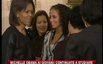 Michelle Obama ai giovani: continuate a studiare