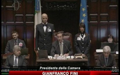 Scontro Berlusconi-Fini, "Premier non irrida Camere"
