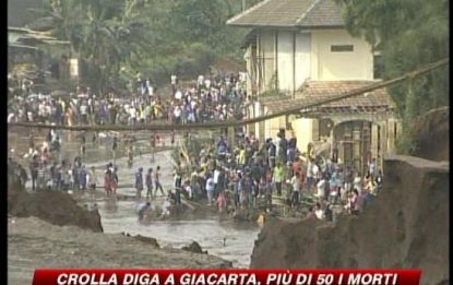 Indonesia, crolla diga a Giakarta: oltre 50 morti