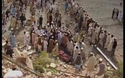 Pakistan, attentato suicida contro moschea
