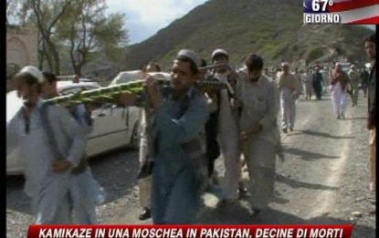 Pakistan, kamikaze in una moschea: oltre 70 morti