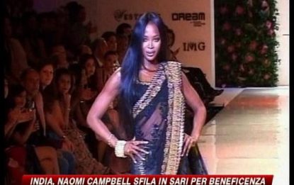 Naomi Campbell sfila in sari per beneficenza