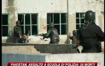 Pakistan, attacco alla scuola di polizia: 30 morti