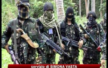 Filippine, Abu Aayaf minaccia di decapitare gli ostaggi