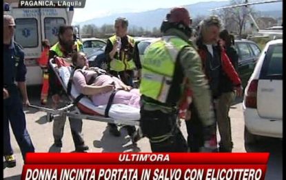 Terremoto Abruzzo, il salvataggio di una donna incinta