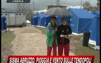 Sisma in Abruzzo, i nuovi nemici sono pioggia e vento