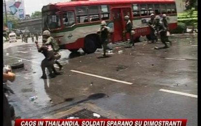 Caos in Thailandia, i soldati sparano sui dimostranti