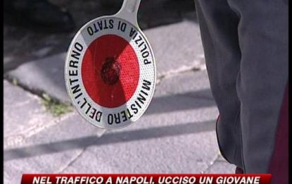 Lite nel traffico a Napoli, si cercano i colpevoli