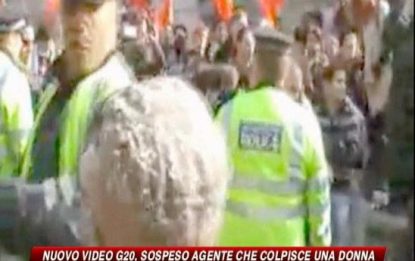 G20, le nuove immagini di un pestaggio della polizia