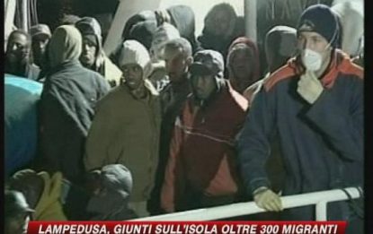Lampedusa, sbarcati oltre 300 migranti