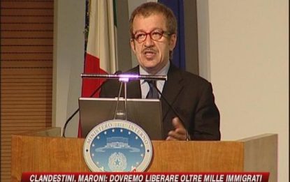 Allarme di Maroni: "Presto liberi 1000 clandestini"