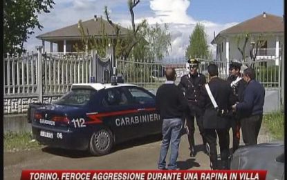 Torino, rapina in casale: si fingono morti per salvarsi