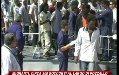 Barcone con 300 migranti soccorso al largo di Pozzallo