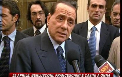 25 aprile, Berlusconi, Franceschini e Casini a Onna