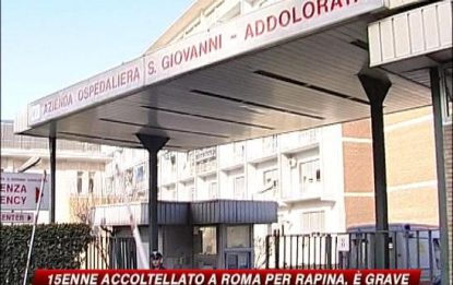 Roma, 15enne accoltellato durante una rapina